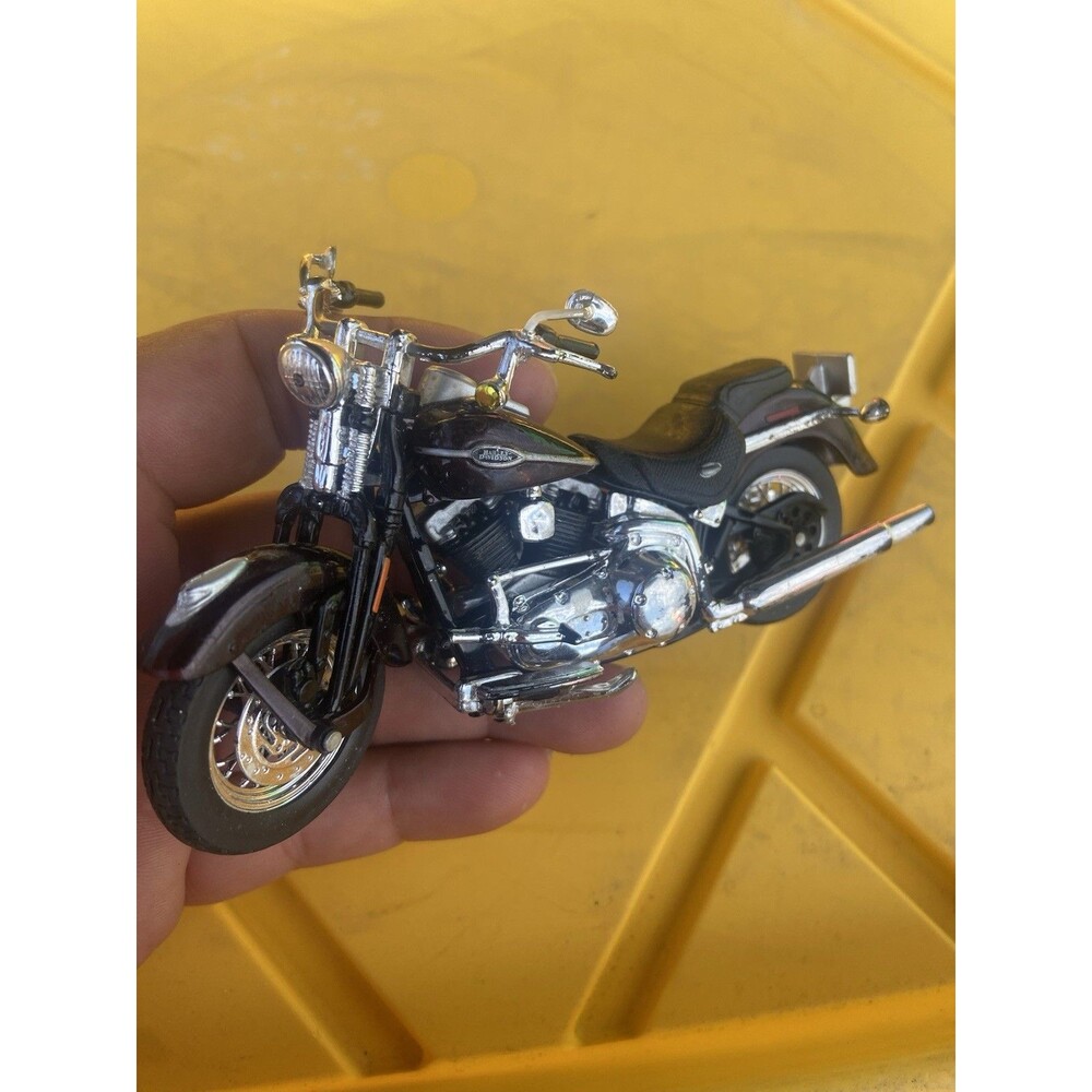 Maisto Harley-Davidson 2000 FLSTF Fat Boy Die-Cast Replica 1:24 Scale Black